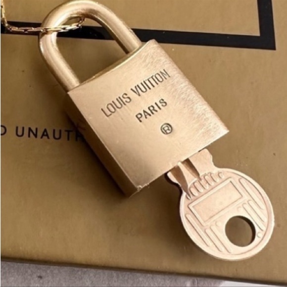 Louis Vuitton Square 200 Series Square Lock & Key - Picture 4 of 8